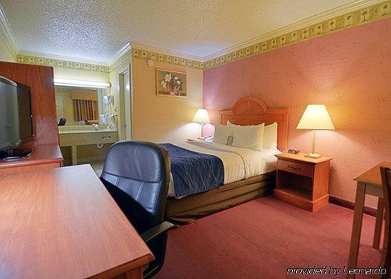 Comfort Inn & Suites เควกเคอร์ทาวน์ ภายนอก รูปภาพ